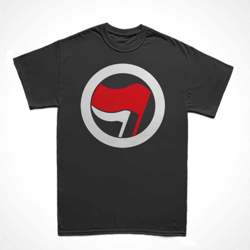 Camiseta básica Preta Símbolo pequeno na altura do peito à direita da Ação Antifascista. Uma bandeira menor e outra maior envoltas por um círculo. 