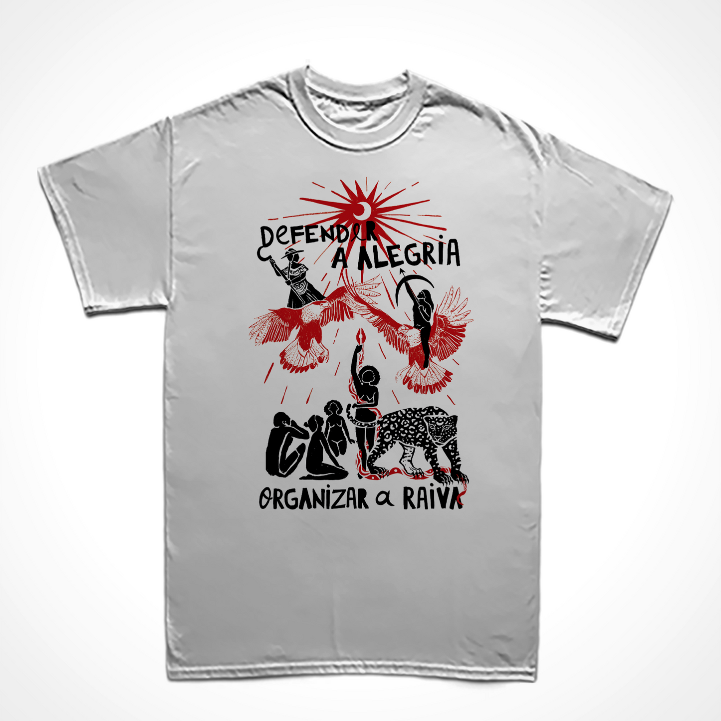 Camiseta Básica Estampa: Mulheres harmonizam com animais sobre o mote “defender a alegria” em cima e “organizar a raiva” embaixo. As mulheres representam povos originários, suas ferramentas e relação com o meio ambiente. Quatro mulheres, uma cobra e uma onça embaixo, acima duas mulheres encima de pássaros. Todos olham pra um sol/lua que irradia luz.