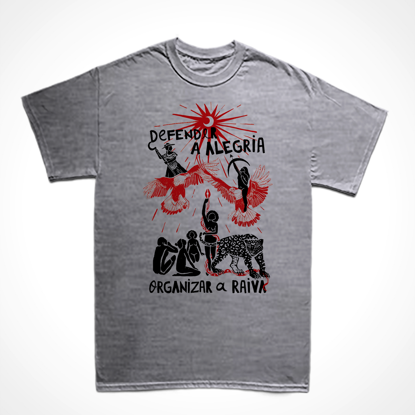 Camiseta Básica Estampa: Mulheres harmonizam com animais sobre o mote “defender a alegria” em cima e “organizar a raiva” embaixo. As mulheres representam povos originários, suas ferramentas e relação com o meio ambiente. Quatro mulheres, uma cobra e uma onça embaixo, acima duas mulheres encima de pássaros. Todos olham pra um sol/lua que irradia luz.