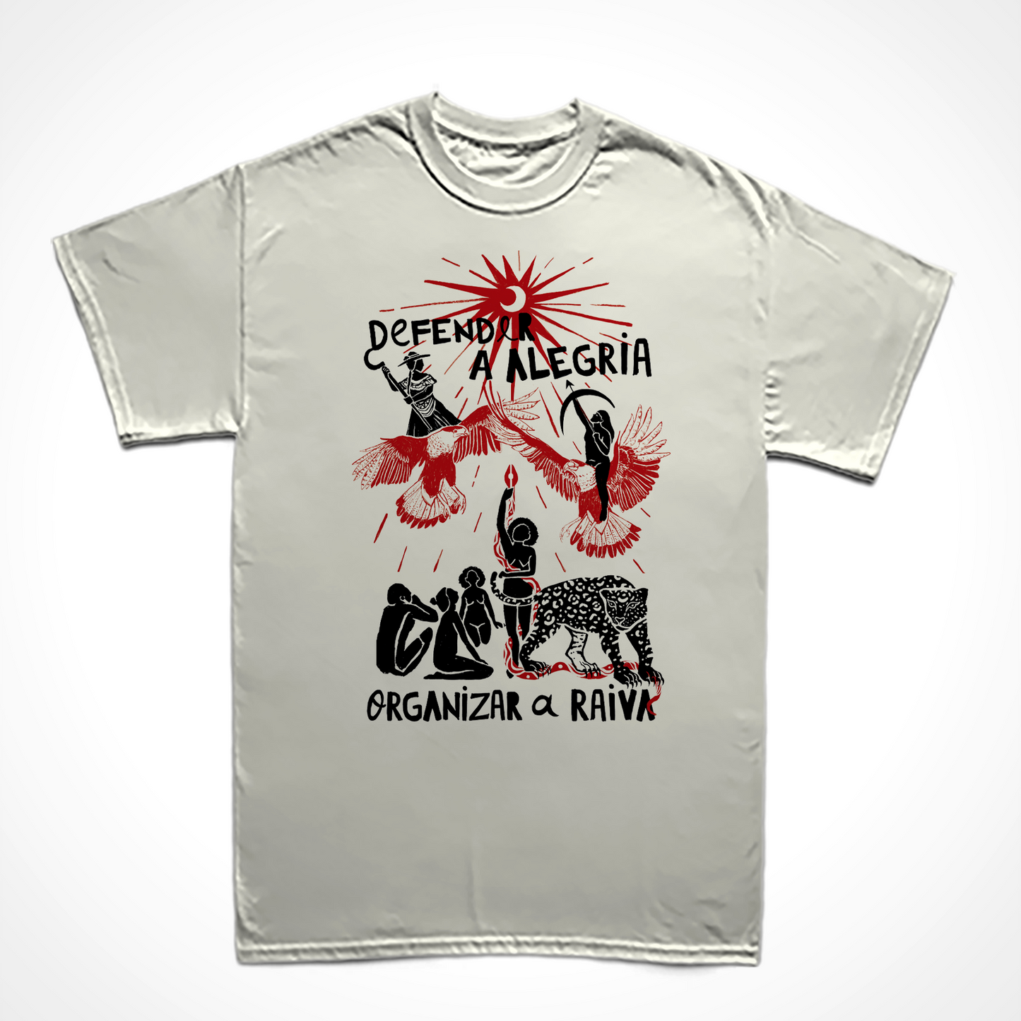 Camiseta Básica Estampa: Mulheres harmonizam com animais sobre o mote “defender a alegria” em cima e “organizar a raiva” embaixo. As mulheres representam povos originários, suas ferramentas e relação com o meio ambiente. Quatro mulheres, uma cobra e uma onça embaixo, acima duas mulheres encima de pássaros. Todos olham pra um sol/lua que irradia luz.