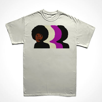 Camiseta Básica Estampa: Angela davis de perfil com três cópias coloridas do seu perfil por trás 1a direita.