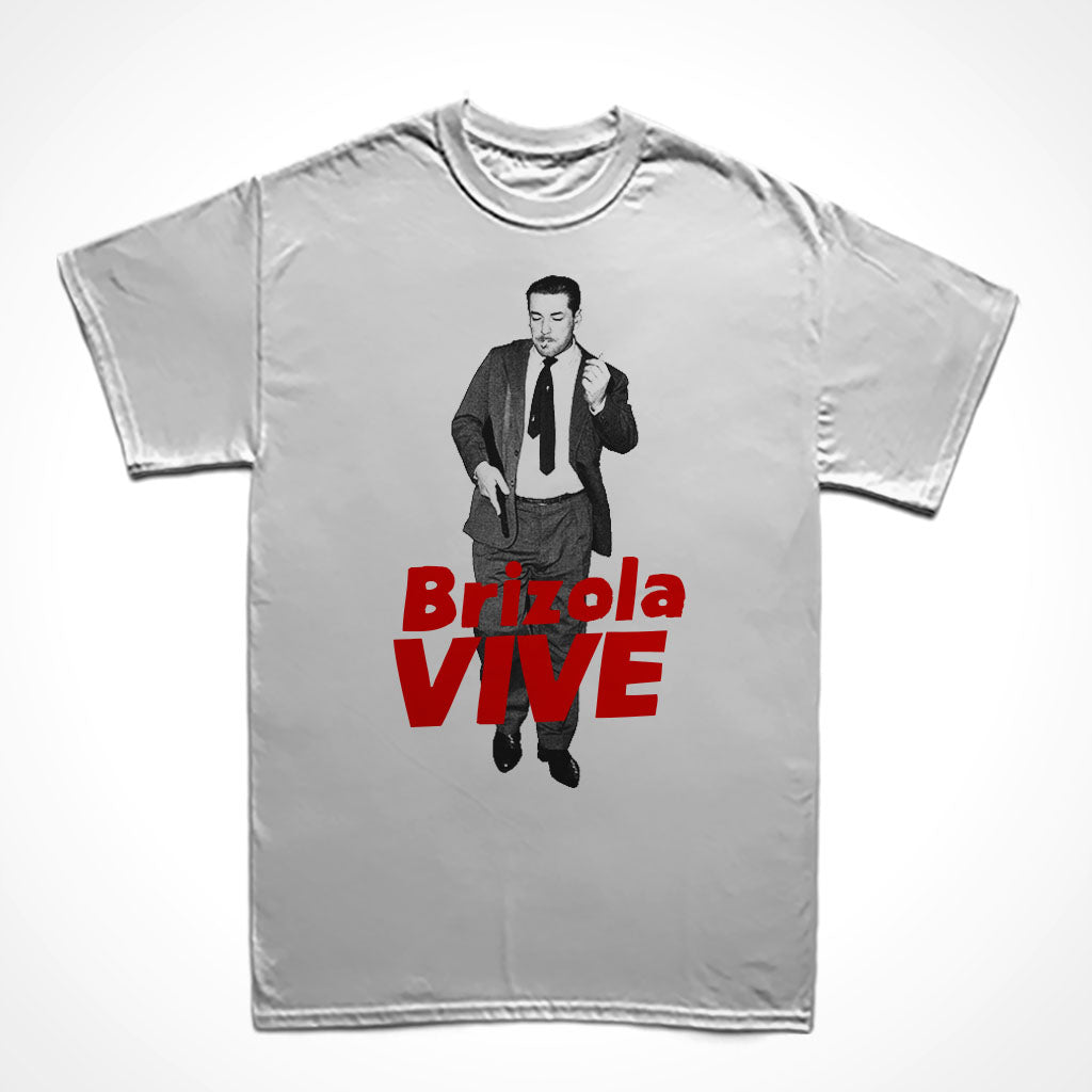 Camiseta Básica Estampa: Brizola de terno e gravata, cigarro na boca e metralhadora na mão durante a Campanha da Legalidade em 1961 contra o golpe pra derrubar o vice presidente João Goulart. Sobreposto está o texto: BRIZOLA VIVE