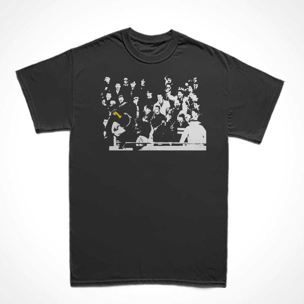 Camiseta Básica Estampa: Cena do jogador de futebol francês Eric Cantona dando uma voadora num torcedor racista.