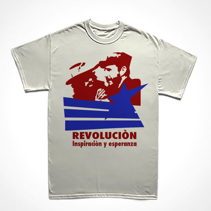 Camiseta Básica Estampa: Acima Camilo Cienfuegos e Fidel Castro abraçados. No meio três listras e uma estrela sobrepõe um pouco o desenho acima. Embaixo está escrito REVOLUCION e embaixo: Inspiracion y esperanza