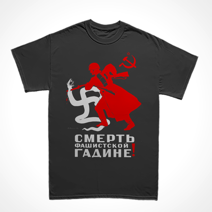 Camiseta Básica Estampa: À esquerda no topo um foice e martelo com uma estrela encima. No meio o desenho de um soldado soviético golpeando com uma baioneta uma cobra em formaato de suástica. Abaixo o texto em russo: destrua a besta nazista.