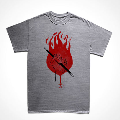 Camiseta Básica Estampa: Punho cerrado com um lápis na mão sobrepostos à uma raiz e um círculo de fogo.
