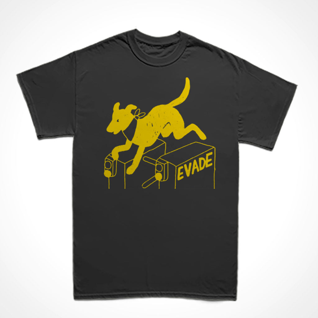 Camiseta Básica Estampa: Cachorro com lenço no pescoço pula uma catraca de transporte público, onde está escrito: “EVADE”