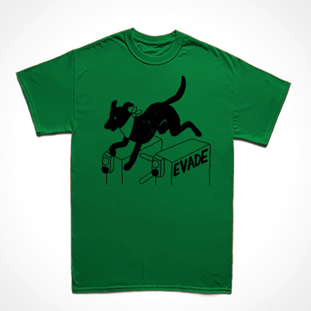 Camiseta Básica Estampa: Cachorro com lenço no pescoço pula uma catraca de transporte público, onde está escrito: “EVADE”