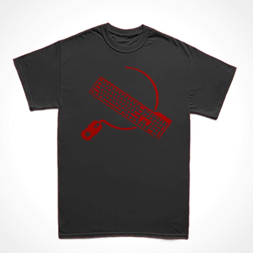 Camiseta Básica Estampa: Uma foice e um teclado sobrepostos como se fosse o símbolo da foice  e martelo do comunismo.
