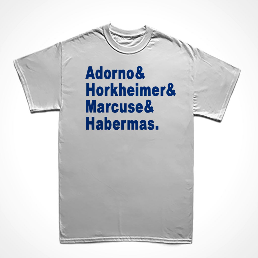 Camiseta Básica Estampa: Texto com um nome em cada linha: Adorno& Horkheimer& Marcuse& Habermas.