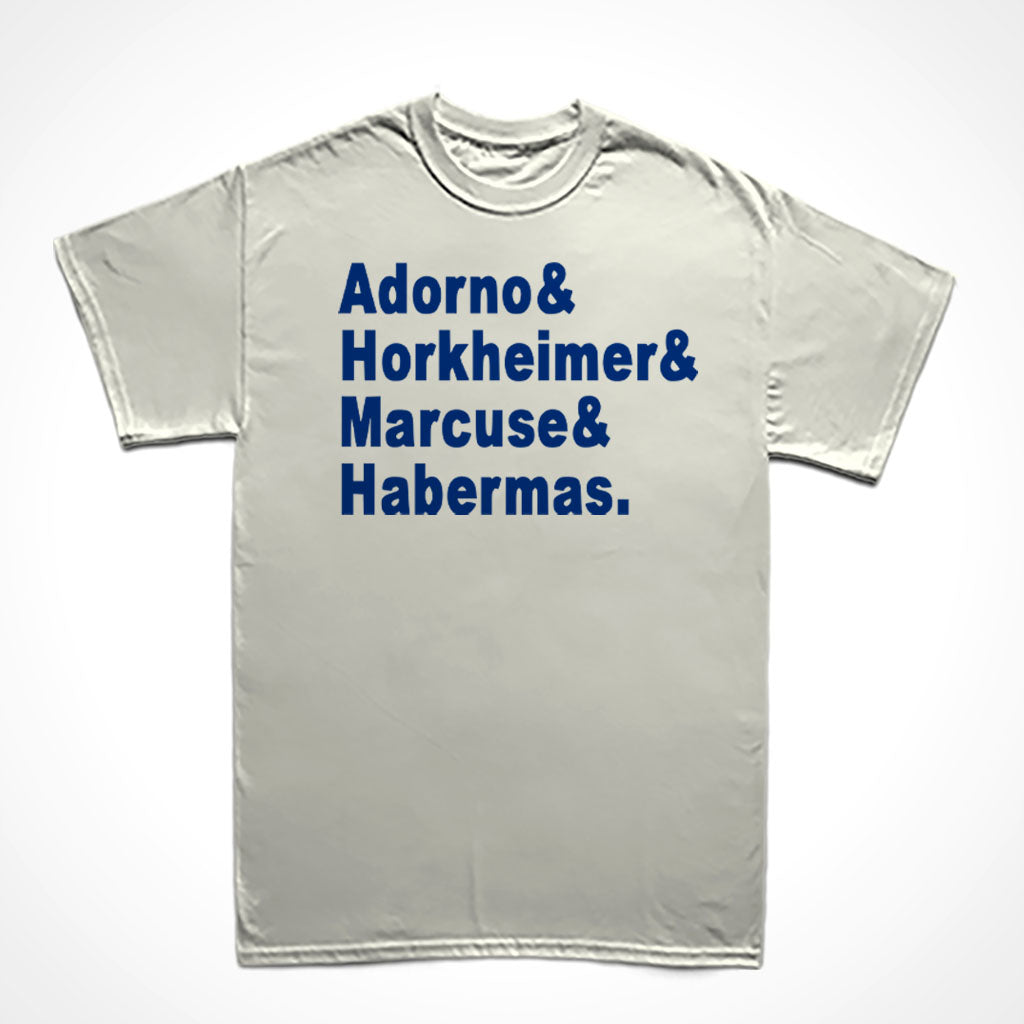 Camiseta Básica Estampa: Texto com um nome em cada linha: Adorno& Horkheimer& Marcuse& Habermas.