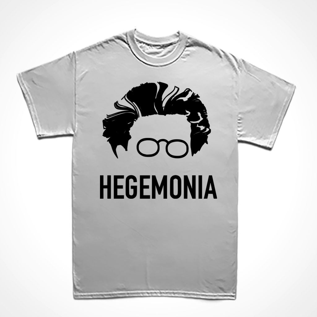 Camiseta Básica Estampa: Cara de Antonio Gramsci desenhada apenas com o cabelo e seu óculos redondos. Abaixo está escrito: HEGEMONIA