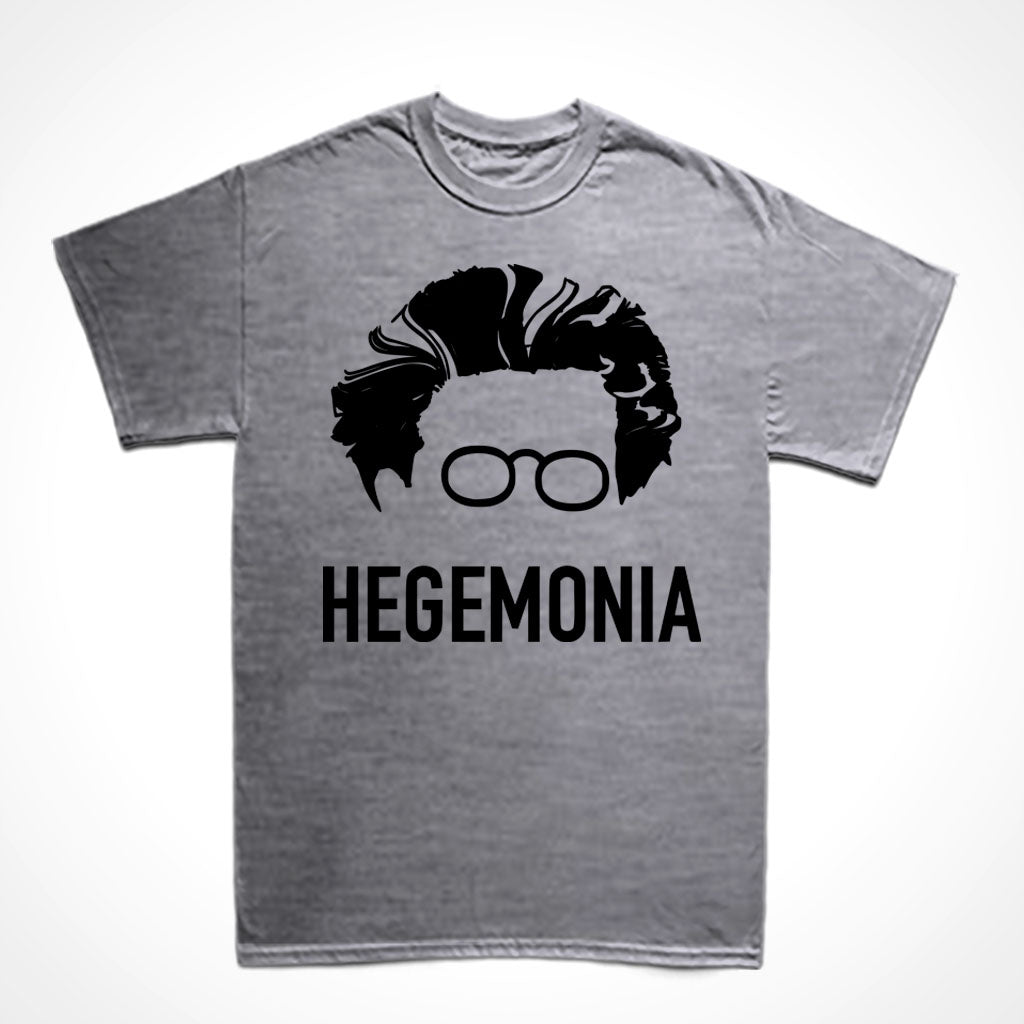 Camiseta Básica Estampa: Cara de Antonio Gramsci desenhada apenas com o cabelo e seu óculos redondos. Abaixo está escrito: HEGEMONIA