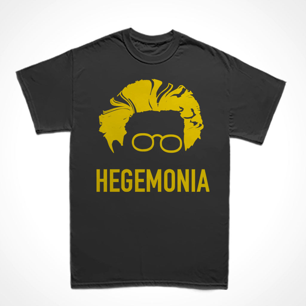 Camiseta Básica Estampa: Cara de Antonio Gramsci desenhada apenas com o cabelo e seu óculos redondos. Abaixo está escrito: HEGEMONIA