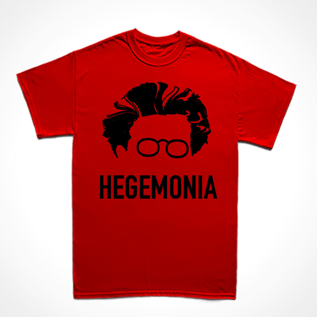 Camiseta Básica Estampa: Cara de Antonio Gramsci desenhada apenas com o cabelo e seu óculos redondos. Abaixo está escrito: HEGEMONIA