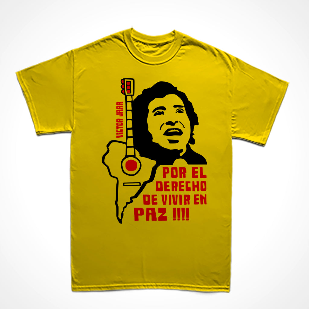 Camiseta Básica Estampa: Ilustração composta de texto e imagens: texto “victor jara” à esquerda. Ainda na esquerda um violão com o tampo em formato da América do Sul. À direita encima o rosto de Victor Jara cantando e baixo dele o texto: por el derecho de vivir en paz!!!!