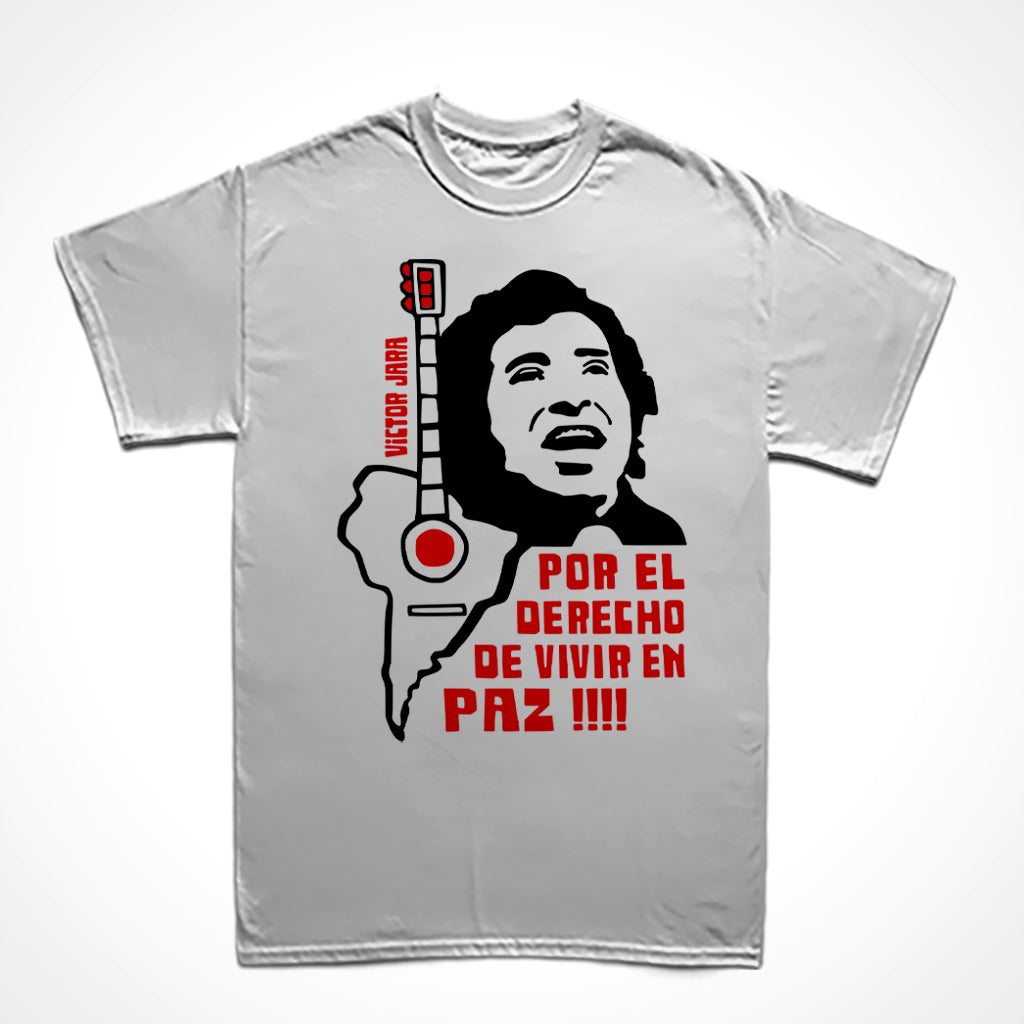 Camiseta Básica Estampa: Ilustração composta de texto e imagens: texto “victor jara” à esquerda. Ainda na esquerda um violão com o tampo em formato da América do Sul. À direita encima o rosto de Victor Jara cantando e baixo dele o texto: por el derecho de vivir en paz!!!!