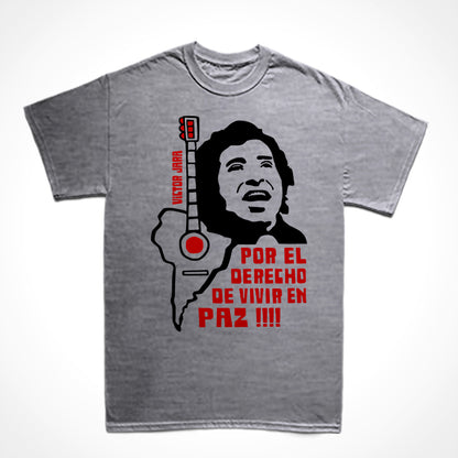 Camiseta Básica Estampa: Ilustração composta de texto e imagens: texto “victor jara” à esquerda. Ainda na esquerda um violão com o tampo em formato da América do Sul. À direita encima o rosto de Victor Jara cantando e baixo dele o texto: por el derecho de vivir en paz!!!!