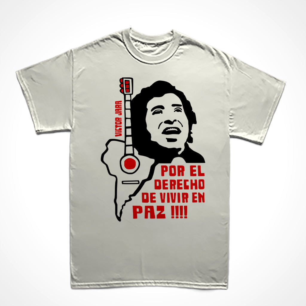 Camiseta Básica Estampa: Ilustração composta de texto e imagens: texto “victor jara” à esquerda. Ainda na esquerda um violão com o tampo em formato da América do Sul. À direita encima o rosto de Victor Jara cantando e baixo dele o texto: por el derecho de vivir en paz!!!!