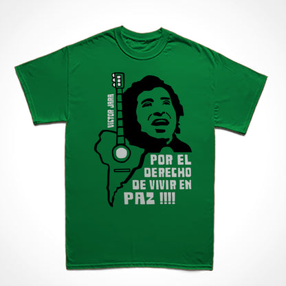 Camiseta Básica Estampa: Ilustração composta de texto e imagens: texto “victor jara” à esquerda. Ainda na esquerda um violão com o tampo em formato da América do Sul. À direita encima o rosto de Victor Jara cantando e baixo dele o texto: por el derecho de vivir en paz!!!!