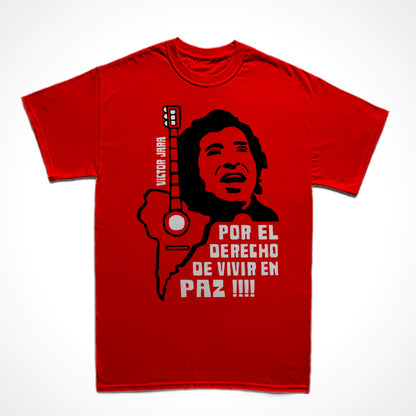 Camiseta Básica Estampa: Ilustração composta de texto e imagens: texto “victor jara” à esquerda. Ainda na esquerda um violão com o tampo em formato da América do Sul. À direita encima o rosto de Victor Jara cantando e baixo dele o texto: por el derecho de vivir en paz!!!!