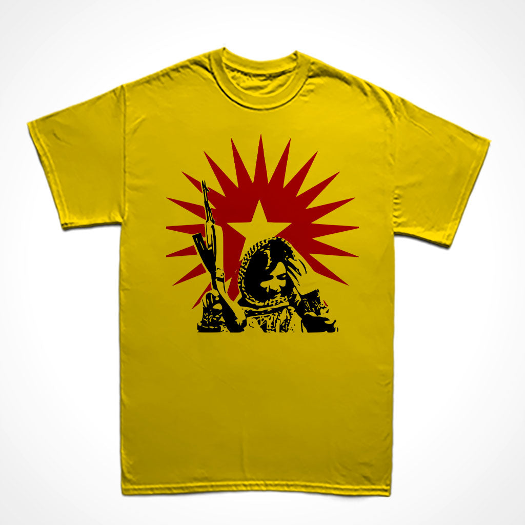 Camiseta Básica Estampa: Uma guerrilheira kurda com arma em riste sobrepõem um sol que irradia com uma estrela no meio