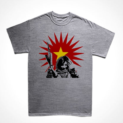 Camiseta Básica Estampa: Uma guerrilheira kurda com arma em riste sobrepõem um sol que irradia com uma estrela no meio