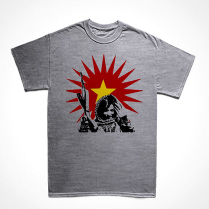Camiseta Básica Estampa: Uma guerrilheira kurda com arma em riste sobrepõem um sol que irradia com uma estrela no meio