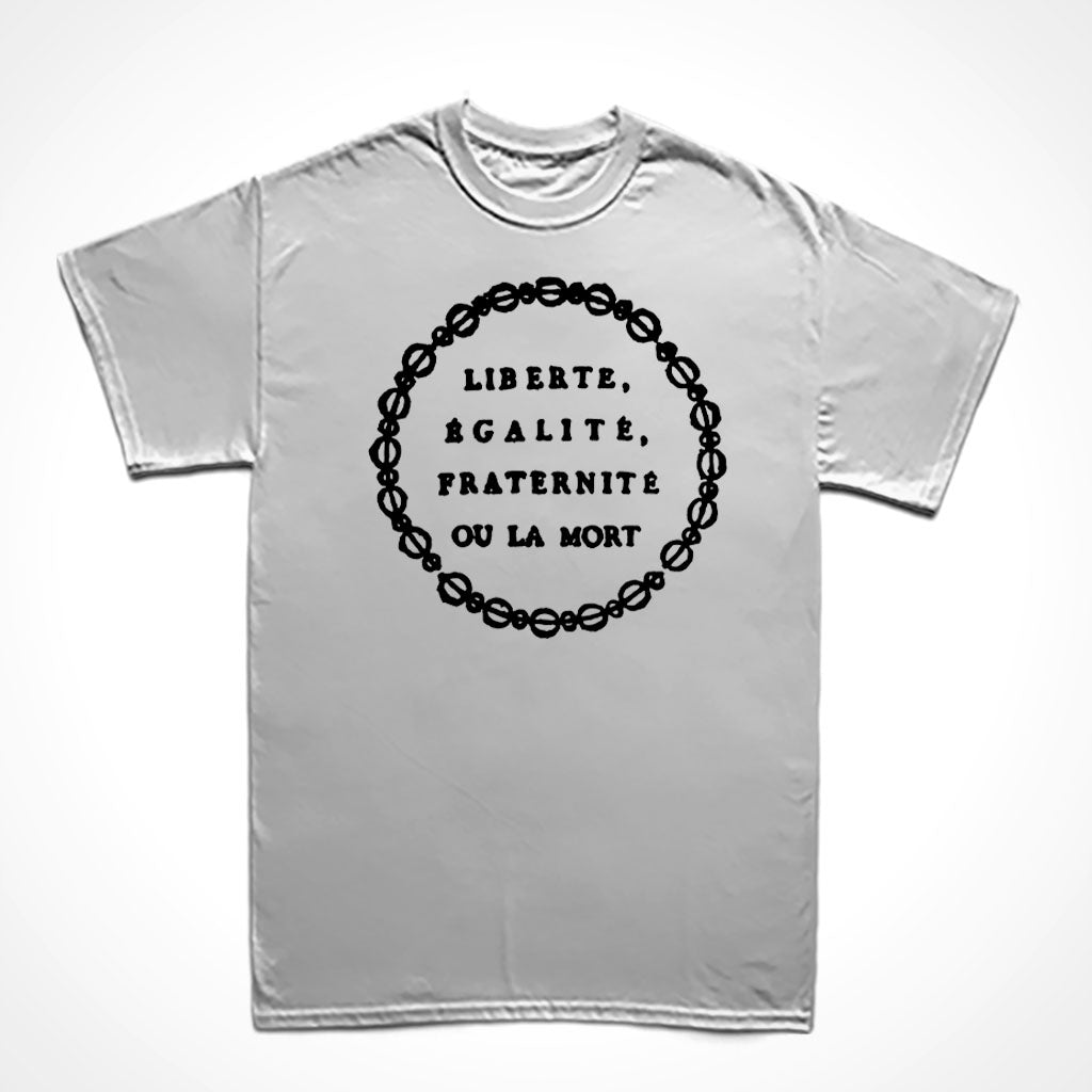 Camiseta Básica Estampa: insígnia da Revolução Francesa. texto com os dizeres em francês: Liberte, Egalite, Fraternite ou La Mort. Truz: Liberdade, Igualdade, Fraternidade ou a Morte. Fios transados circulam o texto.