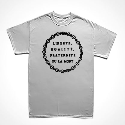 Camiseta Básica Estampa: insígnia da Revolução Francesa. texto com os dizeres em francês: Liberte, Egalite, Fraternite ou La Mort. Truz: Liberdade, Igualdade, Fraternidade ou a Morte. Fios transados circulam o texto.