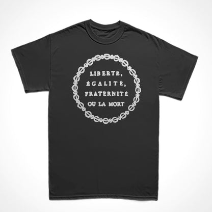 Camiseta Básica Estampa: insígnia da Revolução Francesa. texto com os dizeres em francês: Liberte, Egalite, Fraternite ou La Mort. Truz: Liberdade, Igualdade, Fraternidade ou a Morte. Fios transados circulam o texto.