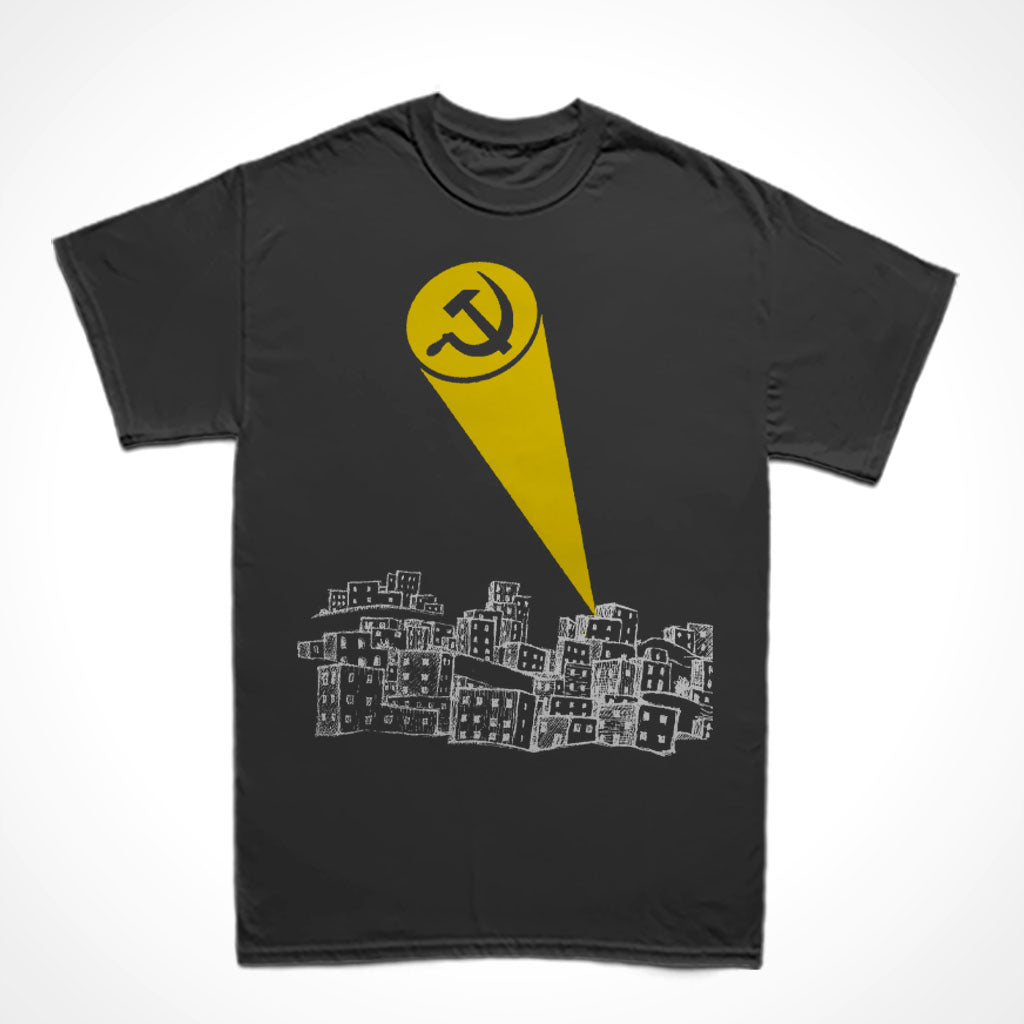 Camiseta Básica Estampa: Cidade aos pés da montanha com jato de luz no céu com formato de foice e martelo, ao estilo batman.