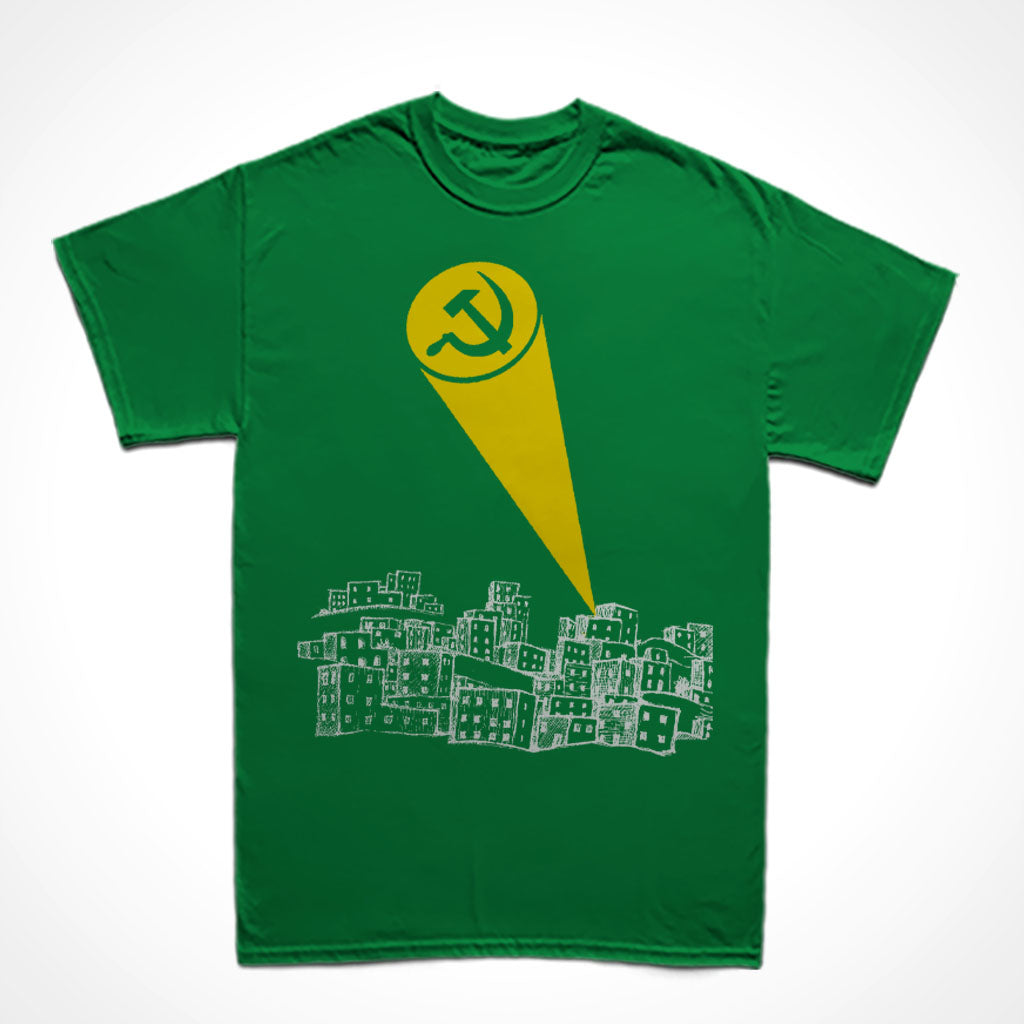 Camiseta Básica Estampa: Cidade aos pés da montanha com jato de luz no céu com formato de foice e martelo, ao estilo batman.