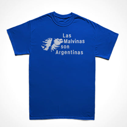 Camiseta Básica Estampa: À esquerda o mapa das Ilhas Malvinas. ã esquerda está escrito: Las Malvinas son Argentinas.