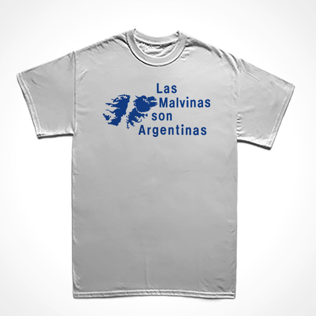 Camiseta Básica Estampa: À esquerda o mapa das Ilhas Malvinas. ã esquerda está escrito: Las Malvinas son Argentinas.