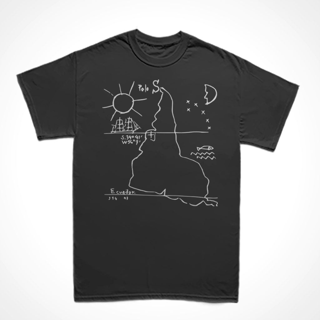 Camiseta Básica Estampa: Mapa da América do Sul de cabeça pra baixo. Marcação do trópico de Capricórnia e a linha do Equador. Um sol à esquerda encima. Uma Lua e estrela à direita encima.