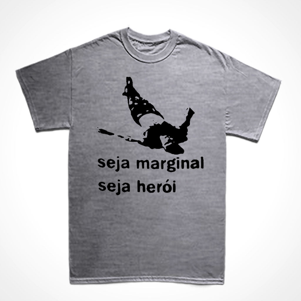 Camiseta Básica Estampa: Encima um corpo estendido no chão. Embaixo a frase: seja marginal seja herói.