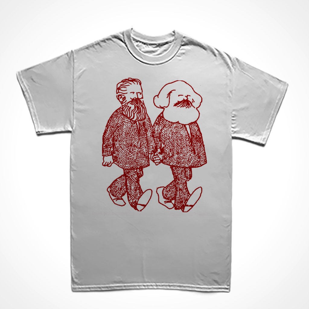 Camiseta Básica Estampa: Marx e Engels caminham de mãos dadas.