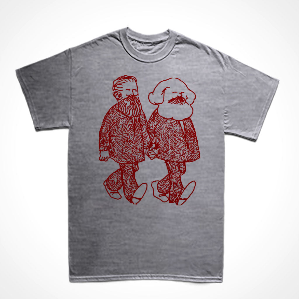 Camiseta Básica Estampa: Marx e Engels caminham de mãos dadas.