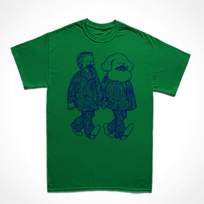 Camiseta Básica Estampa: Marx e Engels caminham de mãos dadas.