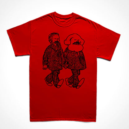 Camiseta Básica Estampa: Marx e Engels caminham de mãos dadas.