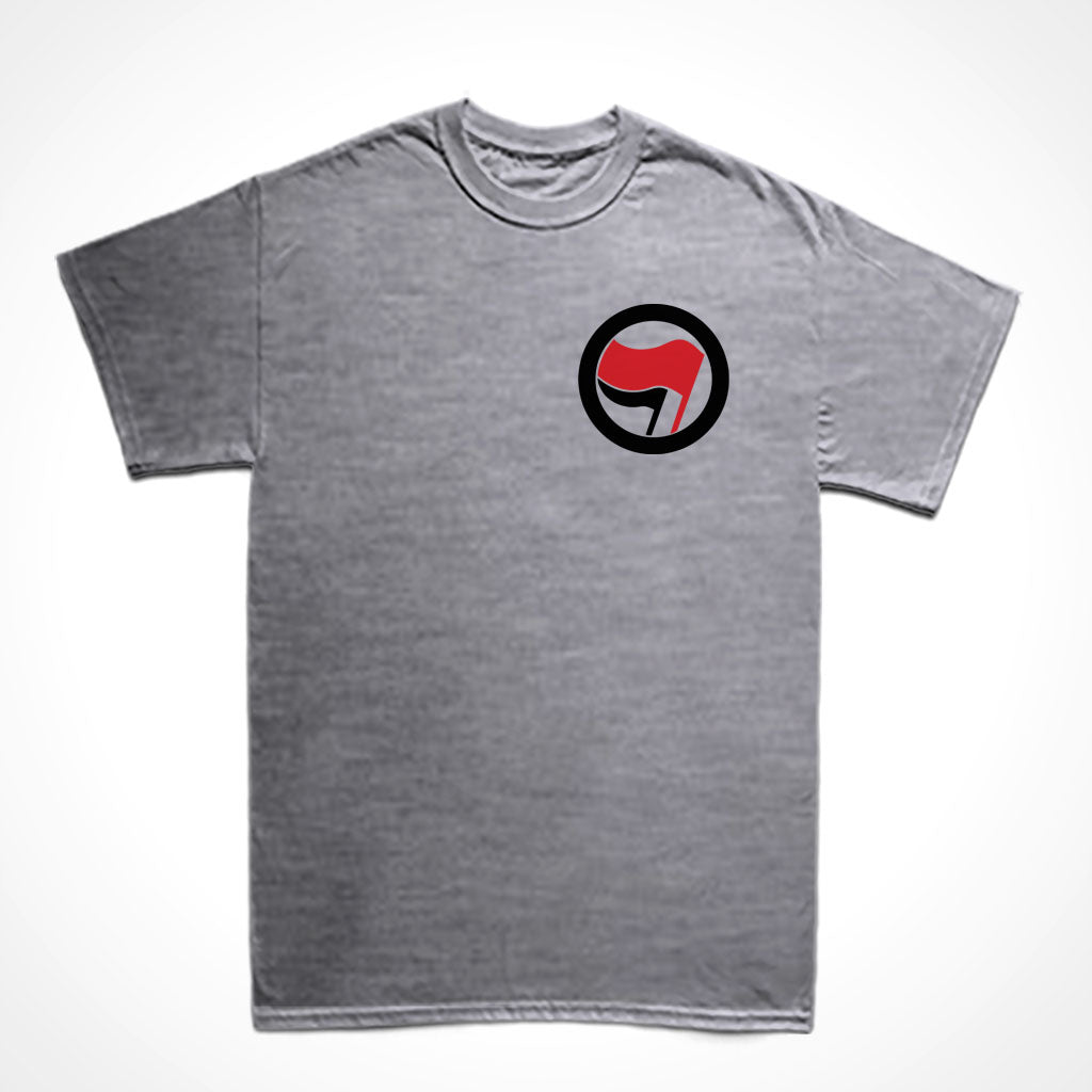Camiseta Básica Estampa: Símbolo pequeno na altura do peito à direita da Ação Antifascista. Uma bandeira menor e outra maior envoltas por um círculo. 
