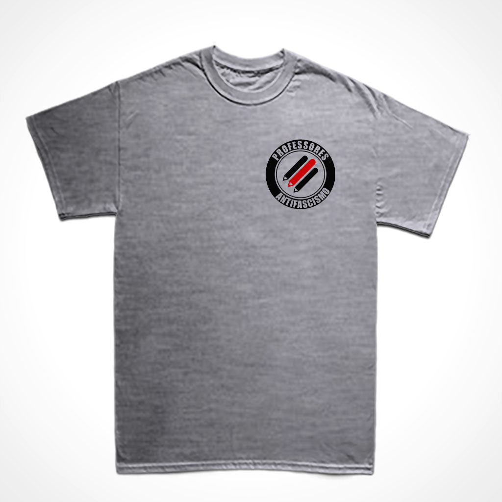 Camiseta Básica Estampa: Estampa pequena no lado direito Três lápis paralelos na diagonal. Ao redor um círculos onde está escrito Professores Antifascismo.
