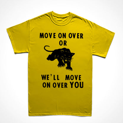 Camiseta Básica Estampa: Texto acima: Move on over or; Imagem de uma pantera no meio; Texto abaixo: we'll move on over you. Tradução: Siga em frente ou seguiremos sobre você.