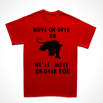Camiseta Básica Estampa: Texto acima: Move on over or; Imagem de uma pantera no meio; Texto abaixo: we'll move on over you. Tradução: Siga em frente ou seguiremos sobre você.