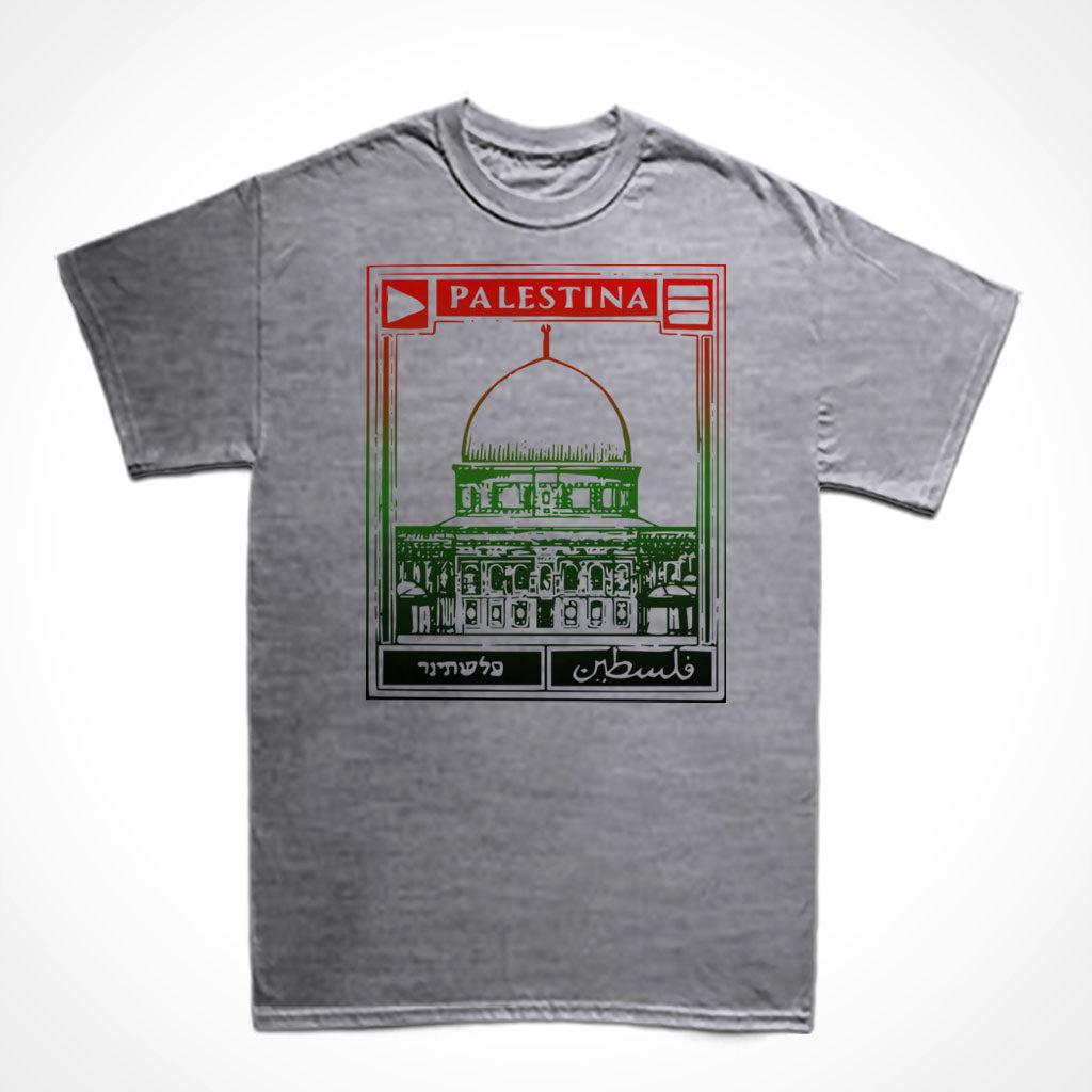 Camiseta Básica Estampa: Na barra de cim está escrito Palestina no centro e símbolos da bandeira palestina, o triângulo e as listras, aos lados. No meio a mesquita de Al Aqsa. Embaixo está escrito Palestina, em hebraico na esquerda, em árabe à direita. A imagem tem três cores: vermelho em cima, verde no meio e preto embaixo, assim como na bandeira palestina.