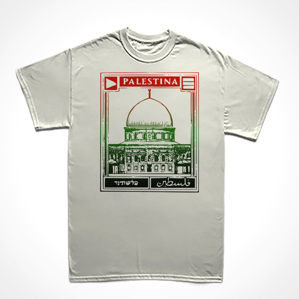 Camiseta Básica Estampa: Na barra de cim está escrito Palestina no centro e símbolos da bandeira palestina, o triângulo e as listras, aos lados. No meio a mesquita de Al Aqsa. Embaixo está escrito Palestina, em hebraico na esquerda, em árabe à direita. A imagem tem três cores: vermelho em cima, verde no meio e preto embaixo, assim como na bandeira palestina.