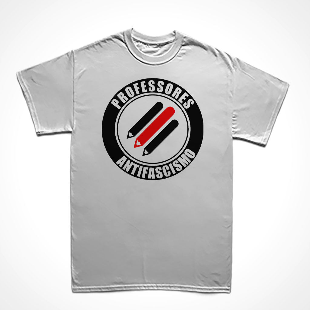 Camiseta Básica Estampa: Três lápis paralelos na diagonal. Ao redor um círculos onde está escrito Professores Antifascismo.