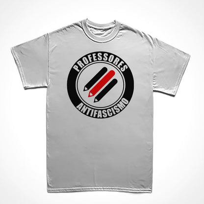 Camiseta Básica Estampa: Três lápis paralelos na diagonal. Ao redor um círculos onde está escrito Professores Antifascismo.