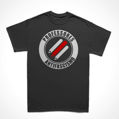 Camiseta Básica Estampa: Três lápis paralelos na diagonal. Ao redor um círculos onde está escrito Professores Antifascismo.